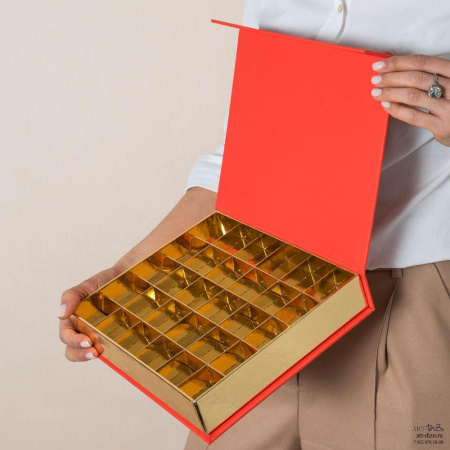  Фотография коробка 24.5×21×4 см с откидной крышкой для конфет