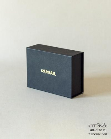 Коробка на магнитах из чёрной перграфики  с лого от производителя