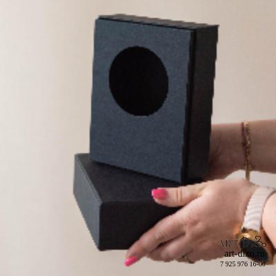 Коробка 18×13.5×10.5 см на втулке-ложементе (черная) Коробка 18×13.5×10.5 см на втулке-ложементе (черная)