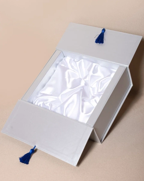 Фотография коробка на магнитах с кисточками