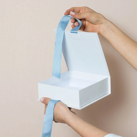  Фотография коробка на лентах с ангелом