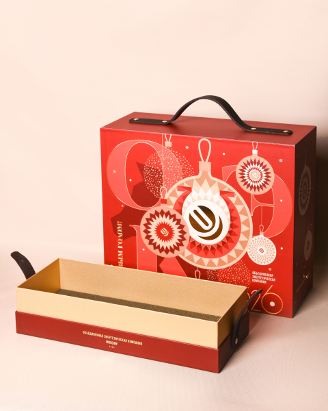 Фотография подарочная коробка-кейс премиум-класса с кожаными ручками для корпоративных подарков