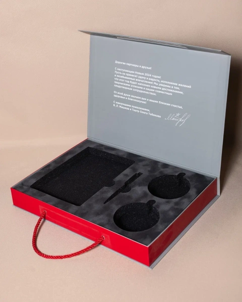 Коробка с красными ручками и ложементом Фотография коробка с красными ручками и ложементом