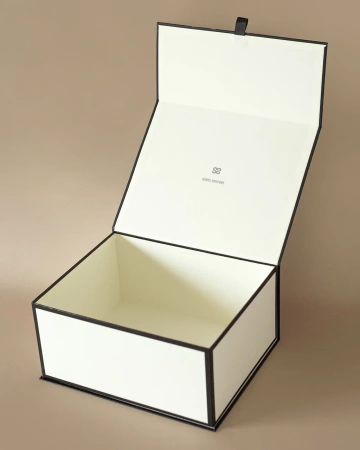  Фотография белая коробка конструкции книга на магнитах с логотипом на крышке