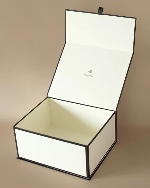  Фотография белая коробка конструкции книга на магнитах с логотипом на крышке