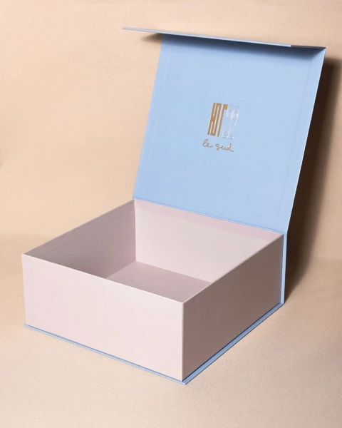 Голубая коробка на магнитах в морской тематике  Фотография голубая коробка на магнитах в морской тематике