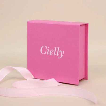  Фотография коробка с откидной крышкой на лентах для бренда украшений