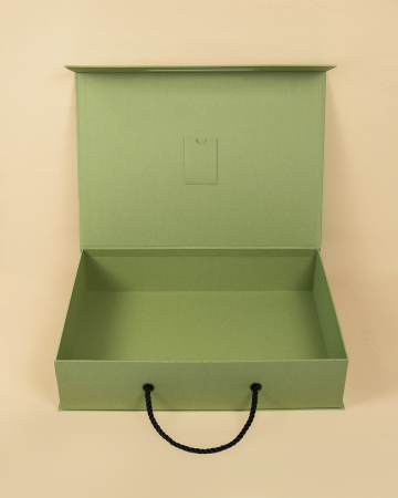  Фотография коробка с откидной крышкой с кармашкем для флешки