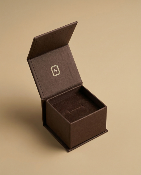 Фотография премиальная подарочная коробка-книга на магнитной застежке с элегантным тиснением и бархатной отделкой