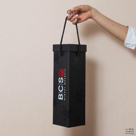 Заказать оптом упаковку с ручками под вино или шампанское с логотипом Мини-портфель 9.5×9.5×33 см под бутылку – производство Арт-Дизо в Москве