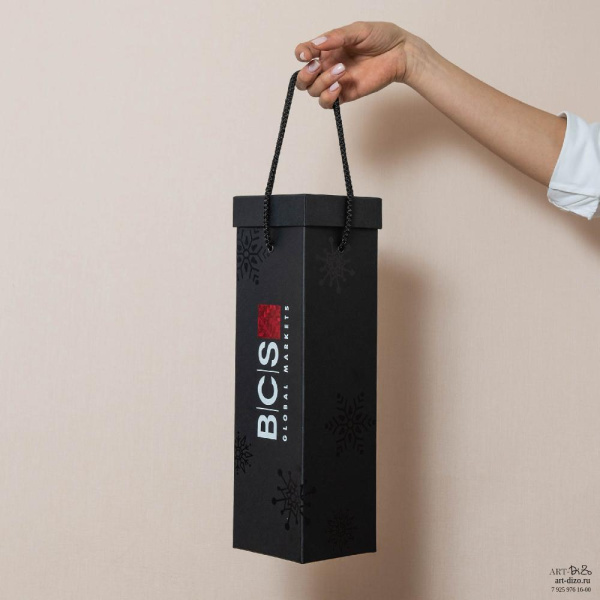 Заказать оптом упаковку с ручками под вино или шампанское с логотипом Мини-портфель 9.5×9.5×33 см под бутылку – производство Арт-Дизо в Москве