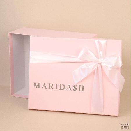  Фотография розовая упаковка с бантом для одежды бренда maridash
