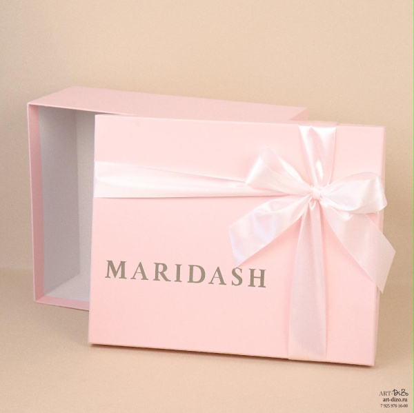 Розовая упаковка с бантом для одежды бренда MARIDASH  Фотография розовая упаковка с бантом для одежды бренда maridash