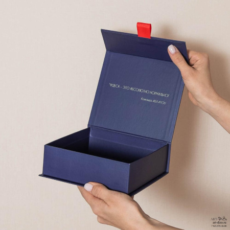 Заказать подарочную коробку с откидной крышкой на магнитах с принтом