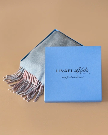  Фотография коробка для шарфа из дизайнерской бумаги с тиснением