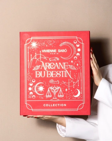  Фотография премиальная косметическая коробка красного цвета с принтом