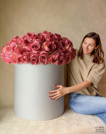 Коробка-гигант для цветов в дизайнерской бумаге, производство Арт-Дизо на заказ в Москве