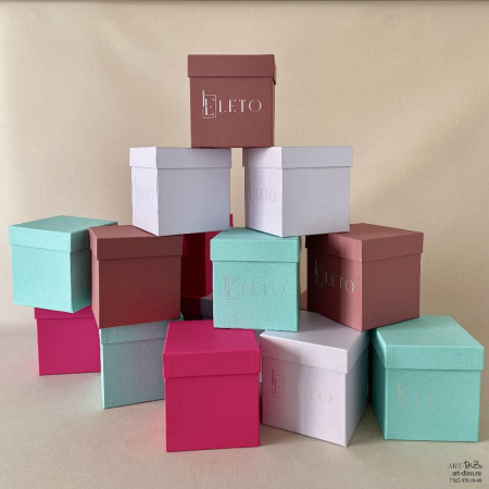 Коробки 14×14×15 см из дизайнерской бумаги с лого  Фотография коробки 14×14×15 см из дизайнерской бумаги с лого