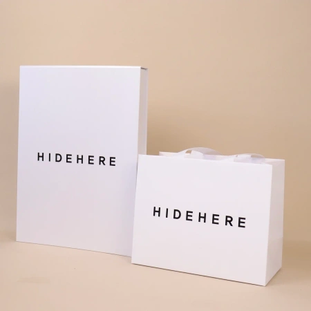 Купить пакет из чёрной дизайнерской бумаги с нанесением логотипа