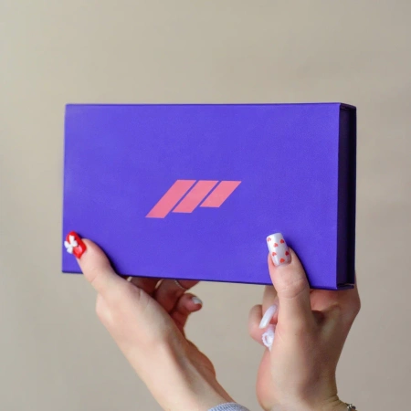  Фотография коробка с откидной крышкой и кармашком внутри