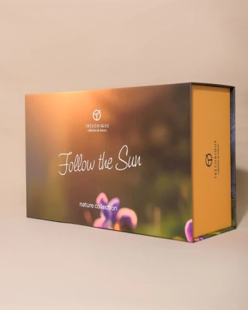 Коробка на магнитах с ложементом с принтом цветка и природы  Фотография коробка на магнитах с ложементом с принтом цветка и природы