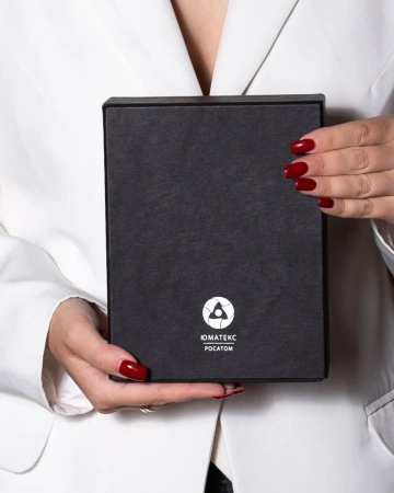  Фотография коробка-пенал с тиснением серебром и картонным ложементом