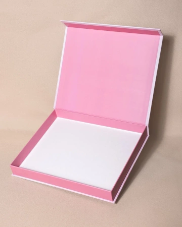  Фотография коробка с принтом лотоса на откидной крышке