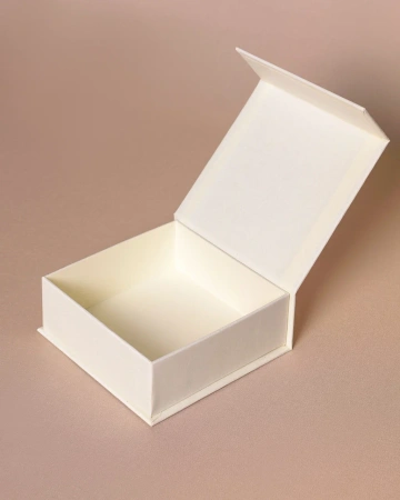  Фотография коробка молочного цвета на магнитах с конгревом