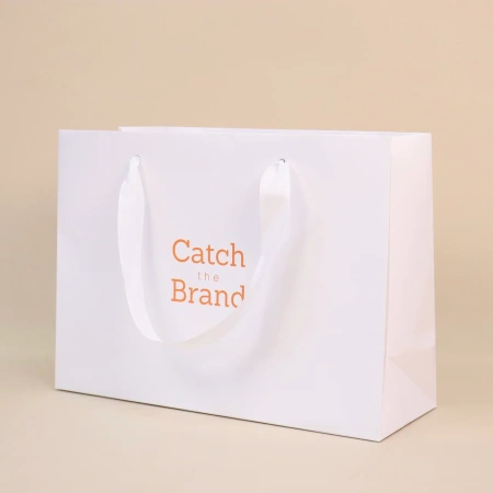  Фотография брендированный оранжевый пакет на лентах