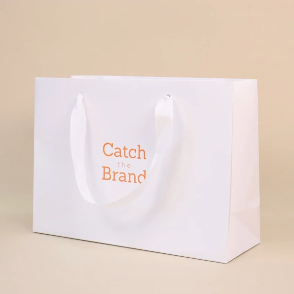  Фотография брендированный оранжевый пакет на лентах