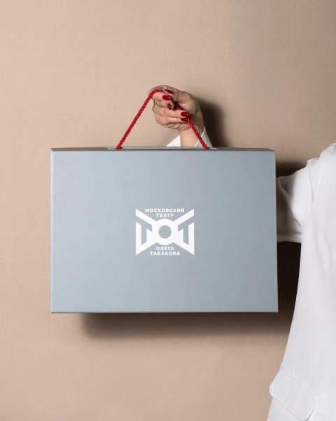 Коробка с красными ручками и ложементом  Фотография коробка с красными ручками и ложементом