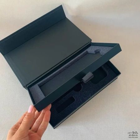  Фотография картонная коробка с поролоновым ложементом для сувениров