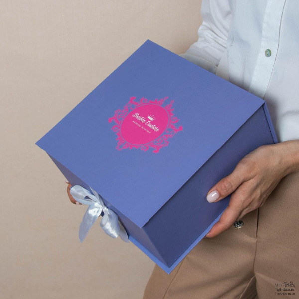 Barbie – коробка 21×21×11 см с откидной крышкой на лентах, оптовое производство в Москве Подарочная упаковка с откидной крышкой на лентах