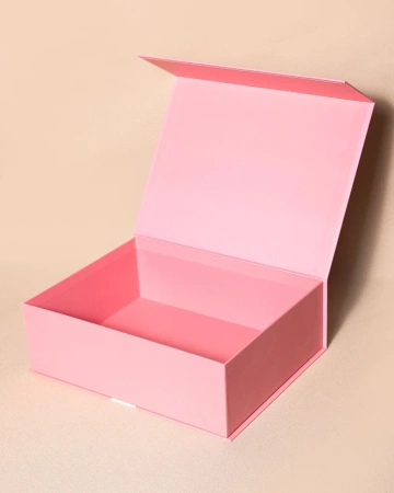  Фотография розовая коробка из дизайнерской бумаги с магнитной крышкой