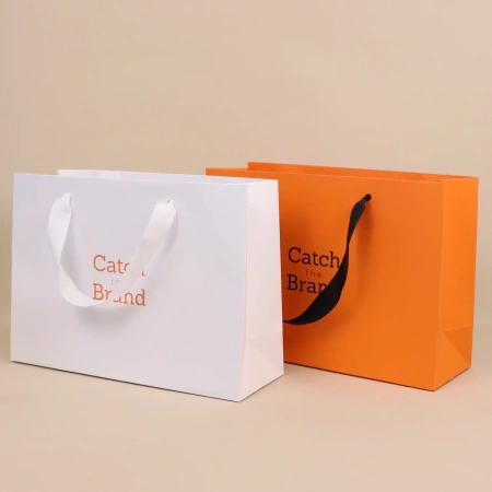  Фотография брендированный оранжевый пакет на лентах