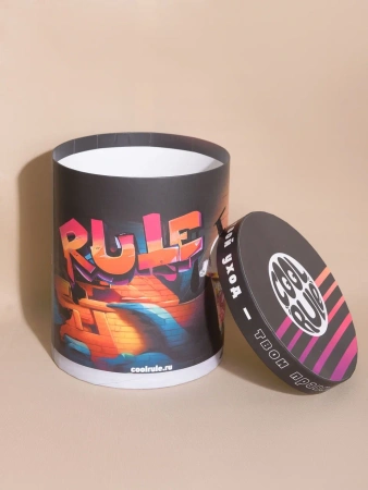 Цветная круглая коробка с ярким рисунком  Фотография цветная круглая коробка с ярким рисунком