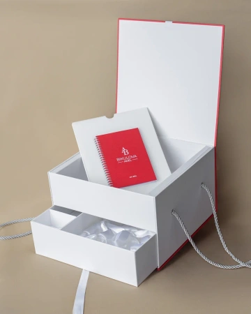  Фотография коробка книга на лентах с выдвижным ящиком