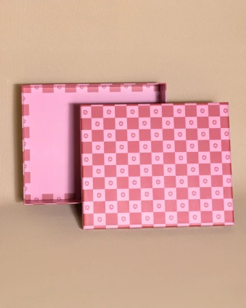  Фотография коробка крышка дно в розовую клетку