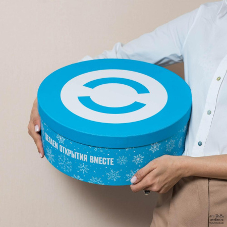 Открытие – круглая коробка 35×13 см с цифровой печатью, производство Арт-Дизо в Москве