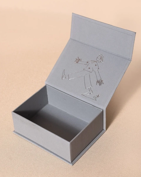 Коробка на магнитах с тиснением и конгревом  Фотография коробка на магнитах с тиснением и конгревом