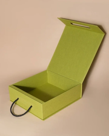 Коробка зеленого цвета с ручками и гербом  Фотография коробка зеленого цвета с ручками и гербом