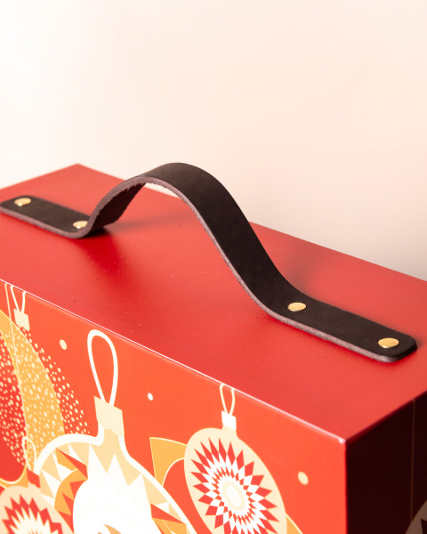  Фотография подарочная коробка-кейс премиум-класса с кожаными ручками для корпоративных подарков