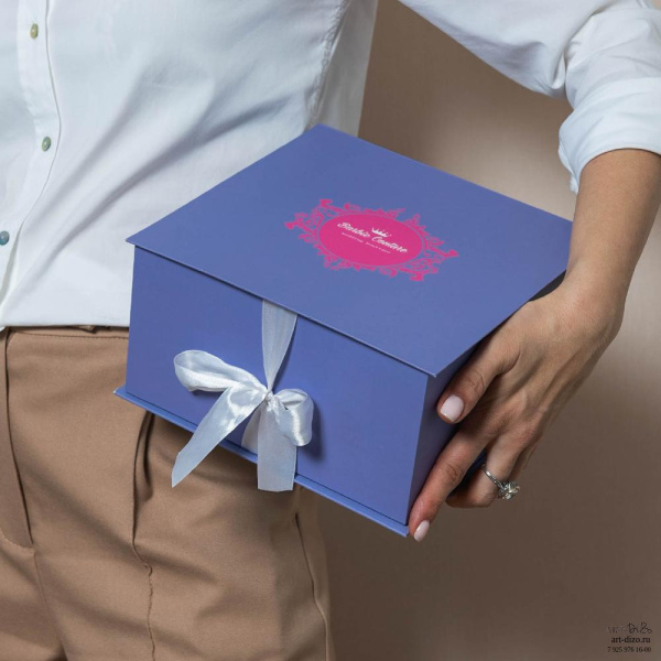 Barbie – коробка 21×21×11 см с откидной крышкой на лентах, оптовое производство в Москве Подарочная упаковка с откидной крышкой на лентах