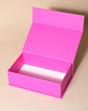 Розовая коробка на магнитах с логотипом на крышке  Фотография розовая коробка на магнитах с логотипом на крышке