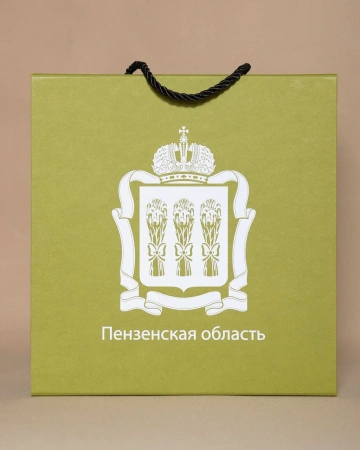 Коробка зеленого цвета с ручками и гербом  Фотография коробка зеленого цвета с ручками и гербом