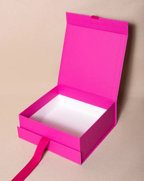 Фотография коробка на магнитах с атласными лентами