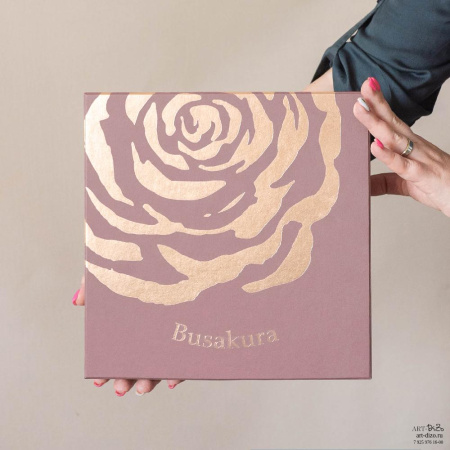 Купить брендированные плоские коробки в дизайнерской бумаге