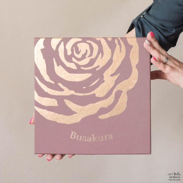 Купить брендированные плоские коробки в дизайнерской бумаге