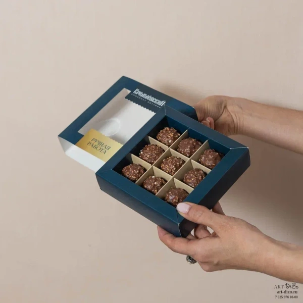 Маленькая коробкa с окошком  Фотография маленькая коробкa с окошком