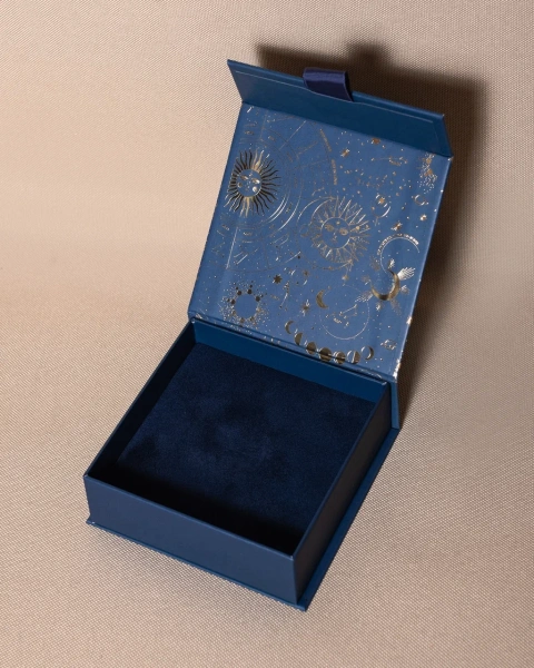 Фотография коробка на магнитах для украшений с астрологической картинкой